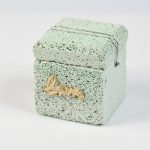 Πέτρινο κουτί - μπομπονιέρα βεραμάν με μεταλλικό στοιχείο love 9X8Χ8cm