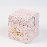 Πέτρινο κουτί - μπομπονιέρα ροζ με μεταλλικό στοιχείο love 9X8Χ8cm