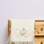 Λαδόπανα εκρού κορίτσι με εκρού δαντέλα τριαντάφυλλα και λουλούδι τούλινο