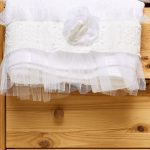 Λαδόπανα λευκά κορίτσι με λευκή δαντέλα με τετράγωνα