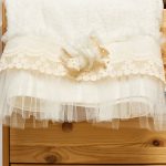 Λαδόπανα εκρού κορίτσι με εκρού δαντέλα σταφυλλάκι