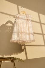 Σάπιο μήλο φόρεμα βάπτισης με πουά κεντημένο τούλι και φουντίτσες