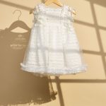 Λευκό φόρεμα βάπτισης με πουά κεντημένο τούλι και φουντίτσες