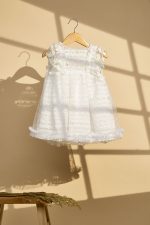 Λευκό φόρεμα βάπτισης με πουά κεντημένο τούλι και φουντίτσες