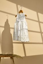 Βαπτιστικό φόρεμα με λευκό broderie και λευκή ζώνη - Image 3