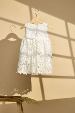 Βαπτιστικό φόρεμα με λευκό broderie και λευκή ζώνη - Image 2