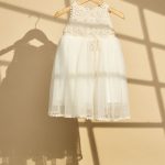 Βαπτιστικό φόρεμα εκρού με στρόγγυλη δαντέλα τσιγγελάκι