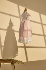 Σάπιο μήλο βαπτιστικό φόρεμα με εκρού δαντέλα και σάπιο μήλο φτερά - Image 3