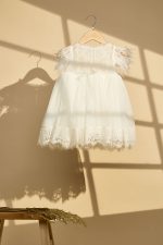 Εκρού βαπτιστικό φόρεμα με εκρού δαντέλα και εκρού φτερά