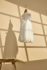 Εκρού βαπτιστικό φόρεμα με εκρού δαντέλα και εκρού φτερά - Image 2