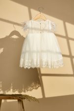 Εκρού βαπτιστικό φόρεμα με εκρού δαντέλα και εκρού φτερά - Image 3