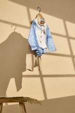 Βαπτιστικό σύνολο με λινό μπεζ παντελόνι και πουκάμισο σιελ με λευκά βελάκια - Image 2