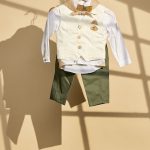 Βαπτιστικό σύνολο με χακί παντελόνι και υπόλευκο γιλέκο