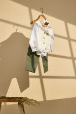 Βαπτιστικό σύνολο με χακί παντελόνι και υπόλευκο γιλέκο - Image 3