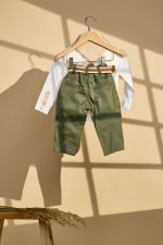 Βαπτιστικό σύνολο με χακί παντελόνι και υπόλευκο γιλέκο - Image 2