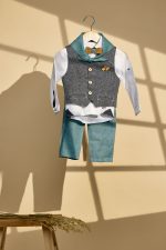 Βαπτιστικό σύνολο αγόρι με πετρόλ λινό ύφασμα και μπλε γιλέκο ψαροκόκκαλο