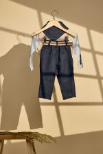 Βαπτιστικό σύνολο αγόρι με ριγιέ πουκάμισο και μπλε λινό παντελόνι - Image 2