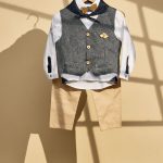 Βαπτιστικό σύνολο με μπεζ παντελόνικαι μπλε γιλέκο ψαροκόκκαλο