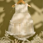 Εκρού φόρεμα βάπτισης με εκρού βαμβακερά τετράγωνα στη δαντέλα