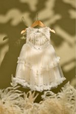 Εκρού φόρεμα βάπτισης με εκρού βαμβακερά τετράγωνα στη δαντέλα - Image 3