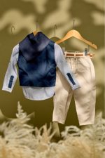 Βαπτιστικό σύνολο αγόρι με ριγιέ πουκάμισο και μπεζ ανοιχτό παντελόνι - Image 2