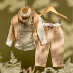 Βαπτιστικό σύνολο μπεζ λινό παντελόνι με χακί γιλέκο