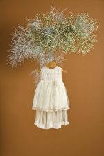 Βαπτιστικό φόρεμα εκρού με δίχτυ και τούλινη ουρά που αφαιρείται