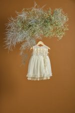 Βαπτιστικό φόρεμα εκρού με φτερά και ψιλό πουά τούλι