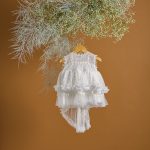 Βαπτιστικό φόρεμα λευκό με πουά γκυπούρ δαντέλα με τούλινη πουά ουρά