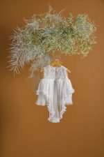 Βαπτιστικό φόρεμα λευκό με πουά γκυπούρ δαντέλα με τούλινη πουά ουρά - Image 3