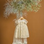 Βαπτιστικό φόρεμα με δαντέλα με λουλούδια σε δίχτυ και τούλινη ουρά που αφαιρείται