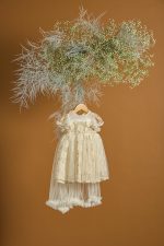 Βαπτιστικό φόρεμα με δαντέλα με λουλούδια σε δίχτυ και τούλινη ουρά που αφαιρείται