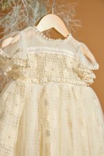 Βαπτιστικό φόρεμα με δαντέλα με λουλούδια σε δίχτυ και τούλινη ουρά που αφαιρείται - Image 2