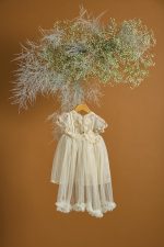 Βαπτιστικό φόρεμα με δαντέλα με λουλούδια σε δίχτυ και τούλινη ουρά που αφαιρείται - Image 3