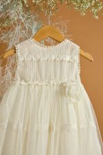 Βαπτιστικό φόρεμα εκρού με δίχτυ και τούλινη ουρά που αφαιρείται - Image 3