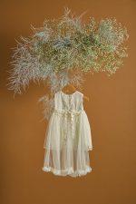 Βαπτιστικό φόρεμα εκρού με δίχτυ και τούλινη ουρά που αφαιρείται - Image 2