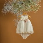 Βαπτιστικό φόρεμα εκρού με ουρά και σάπιο μήλο ζώνη