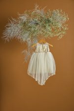 Βαπτιστικό φόρεμα εκρού με ουρά και σάπιο μήλο ζώνη - Image 3