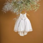 Βαπτιστικό φόρεμα λευκό με ουρά και βουάλ λευκό φιόγκο