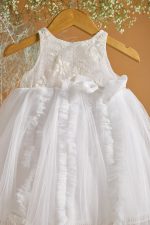 Βαπτιστικό φόρεμα λευκό με ουρά και βουάλ λευκό φιόγκο - Image 2