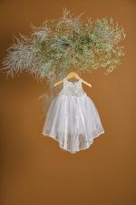 Βαπτιστικό φόρεμα λευκό με ουρά και βουάλ λευκό φιόγκο - Image 3