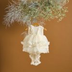 Βαπτιστικό φόρεμα εκρού με πουά ανάγλυφη δαντέλα με τούλινη ουρά