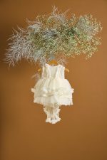 Βαπτιστικό φόρεμα εκρού με πουά ανάγλυφη δαντέλα με τούλινη ουρά