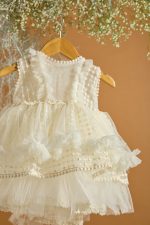 Βαπτιστικό φόρεμα εκρού με πουά ανάγλυφη δαντέλα με τούλινη ουρά - Image 2