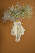 Βαπτιστικό φόρεμα εκρού με πουά ανάγλυφη δαντέλα με τούλινη ουρά - Image 3