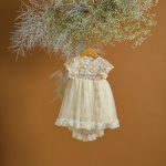 Βαπτιστικό φόρεμα εκρού δαντέλα με ανάγλυφα λουλουδάκια