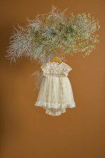 Βαπτιστικό φόρεμα εκρού δαντέλα με ανάγλυφα λουλουδάκια