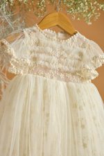 Βαπτιστικό φόρεμα εκρού δαντέλα με ανάγλυφα λουλουδάκια - Image 3