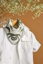 Βαπτιστικό σύνολο αγόρι με υπόλευκο πουκάμισο safari και λευκή μπλούζα - Image 2