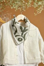 Βαπτιστικό σύνολο αγόρι με λευκό πουκάμισο με λεπτομέρειες από δίχτυ και χακί παντελόνι - Image 2